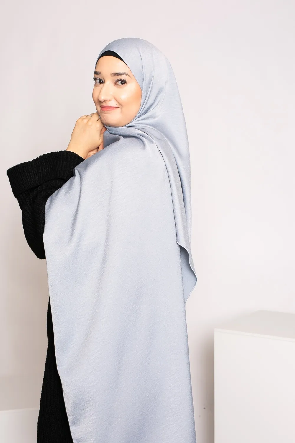 Hijab gris brillante premium