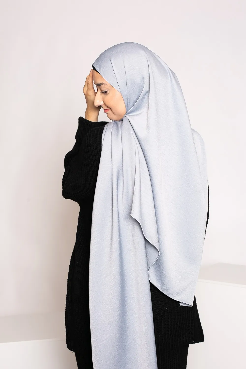 Hijab gris brillante premium