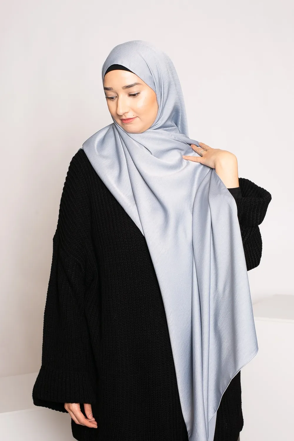 Hijab gris brillante premium